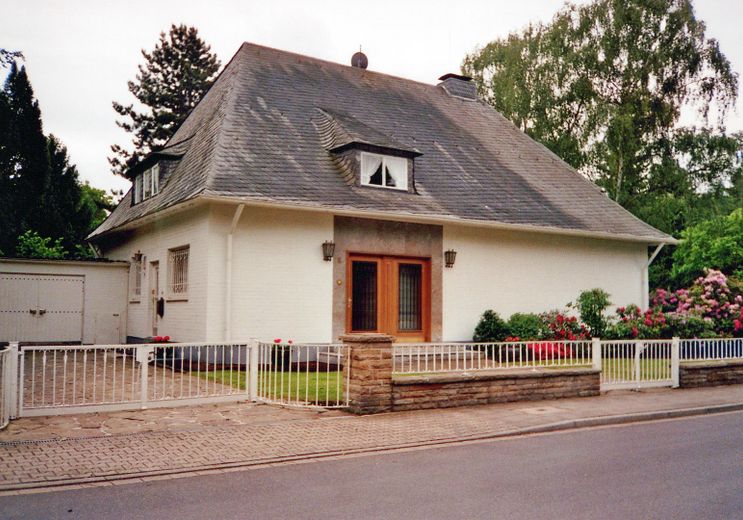 Representative villa on park-like grounds in Düsseldorf-Urdenbach – Vorderseite