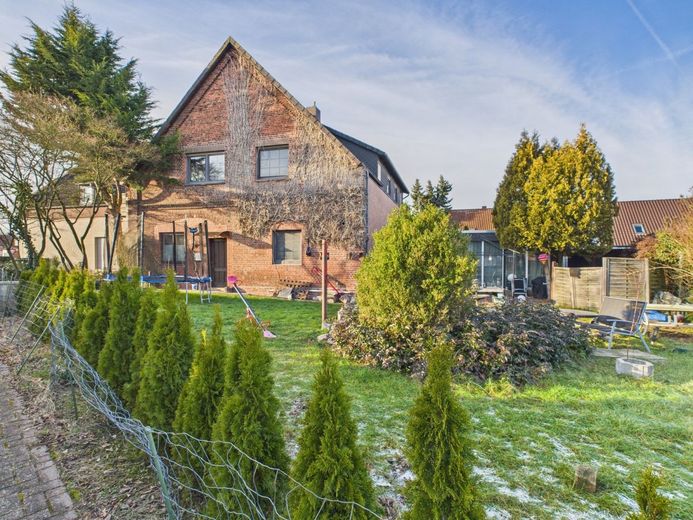 Altes Haus voller Leben, mit Geschichte und Rendite – Garten