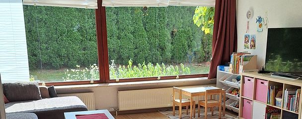 Wohnzimmer mit Blick in Garten