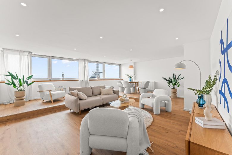Exklusive Penthouse Wohnung im 22. Stock mit spektakulärem Weitblick – provisionsfrei – Wohnzimmer