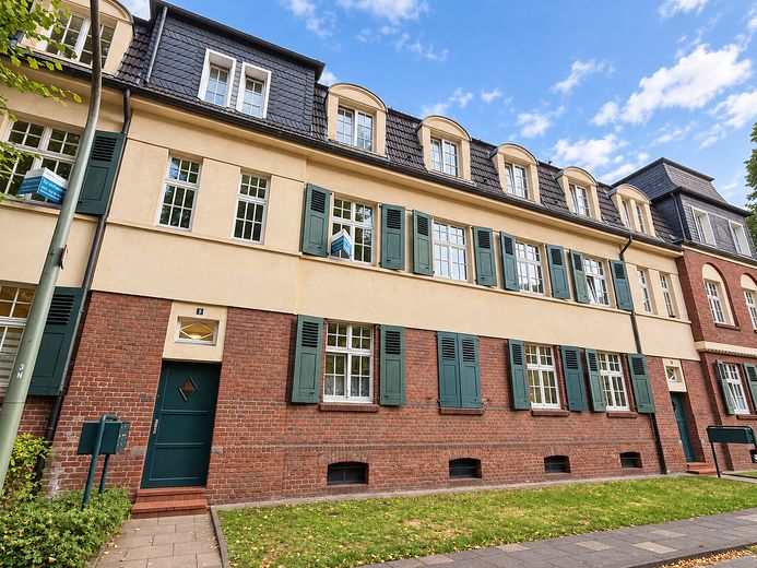 Wonen met geschiedenis & uitzicht op groen – gemoderniseerd 2-kamerappartement met balkon en uitzicht op de klokkentoren – Hausansicht