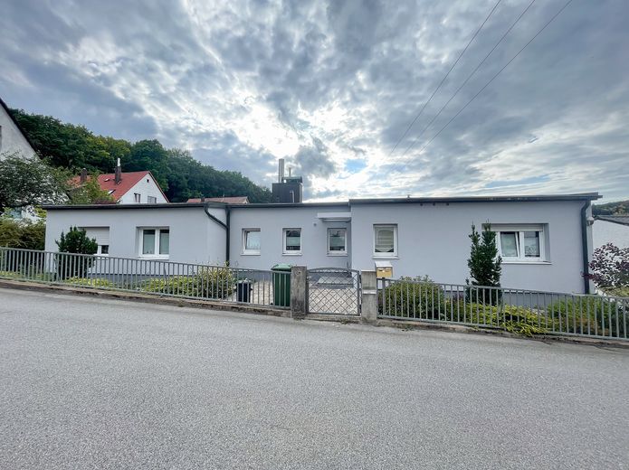 Architekten-Bungalow mit großem Grundstück und Baupotenzial – Außenansicht des Bungalows