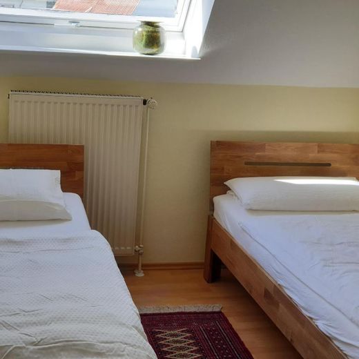 Voll möblierte 76 m² DG-Wohnung in Steinfeld – ab sofort frei – Schlafen