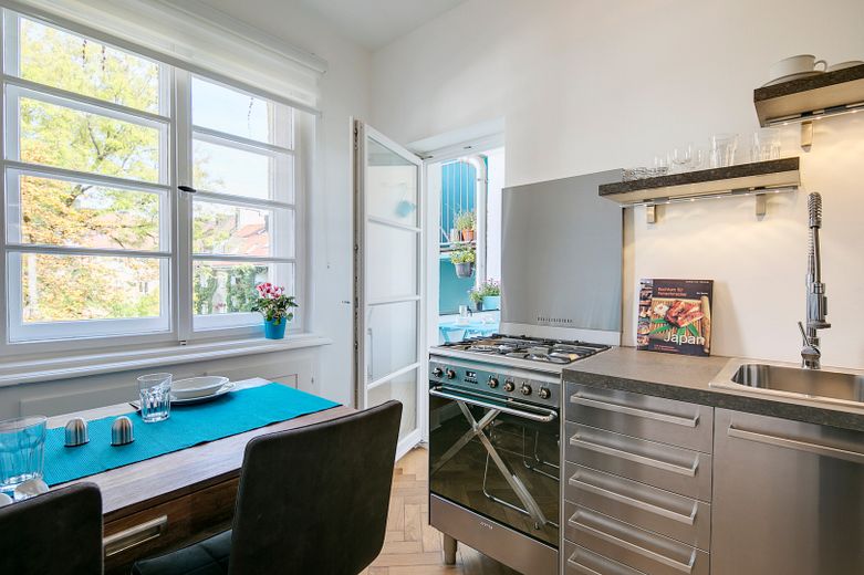Wunderschöner 4-Zi-Altbau beim Gasteig, Lift, Balkon, TG mietbar, bezugsfrei – Küche mit Balkonzugang