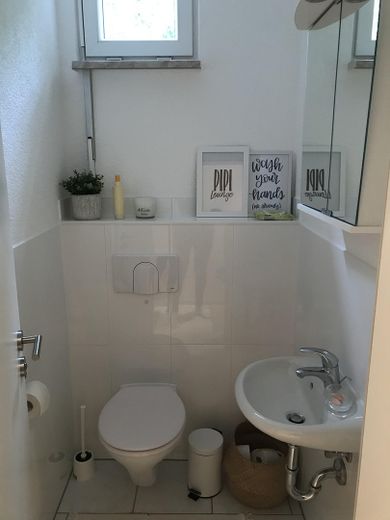 Charmantes Hinterhaus in zentraler Lage mit Stellplatz – ideal für Paar oder Zweier-WG – Gäste WC