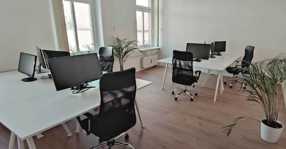 Arbeitsplatz direkt am Anger – Stecker rein und losarbeiten! – 6er Büro