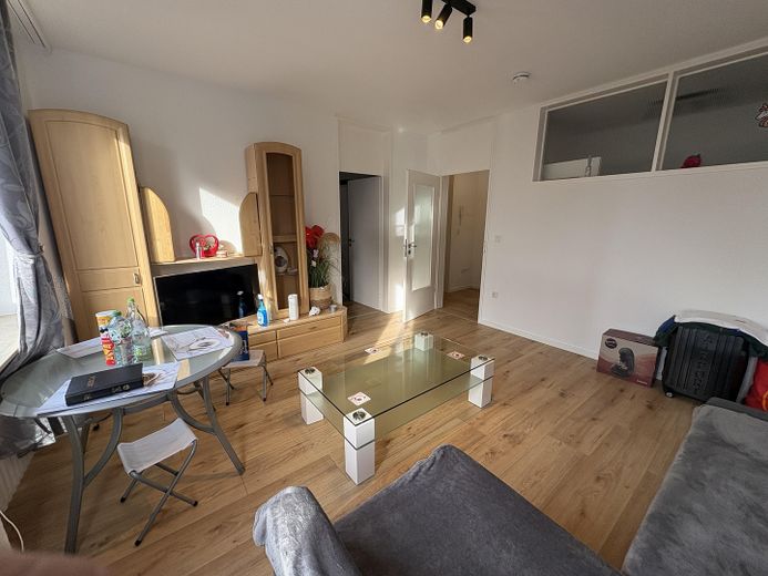 Deuxième occupation après rénovation / appartement de 2 pièces avec cuisine équipée dans un emplacement central à Fürth – Wohnzimmer