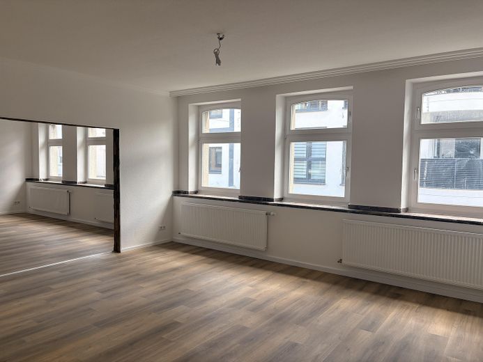 Renovierte 3-4 Zimmerwohnung in der Fußgängerzone! Provisionsfrei! – Wohnzimmer