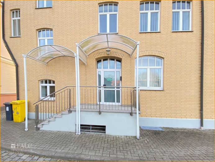 Im Zentrum von Sömmerda ideal als Firmenzentrale alle Mitarbeiter in einem Hause untergebracht – Eingang von hinten