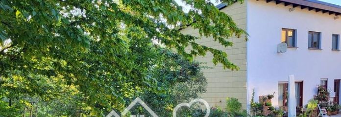 Commission-free: Renovated two-family house, 1,800 m² natural plot, ideal for family & hobbies