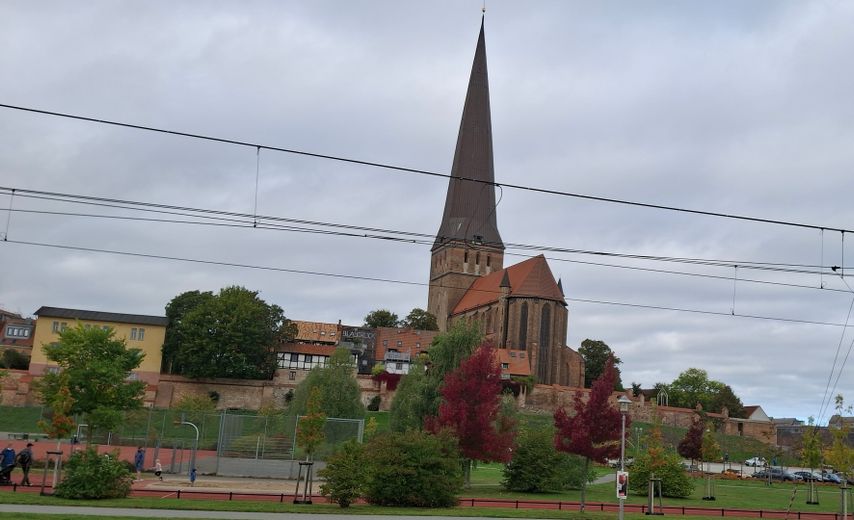Großzügige 4-Zimmerwohnung in Rostock zwischen Stadtmauer und Warnow gelegen – Blick Richtung Altstadt