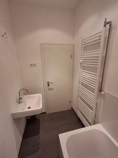 Gemütliche 2-Zimmer-Wohnung mit moderner Wohnküche & weißem Wannenbad – ruhig zum Innenhof – Bad 