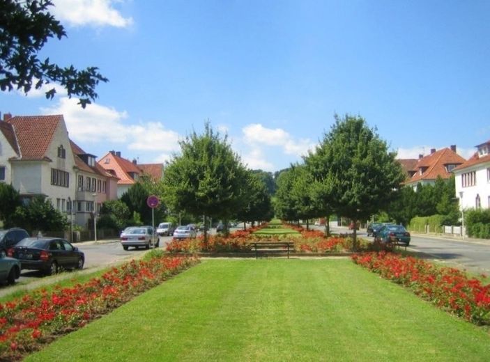 Benachbarte Mittelallee