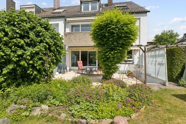 Casa a schiera di testa molto curata con bellissimo giardino e garage