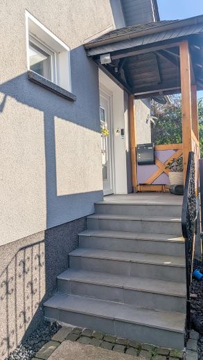OHNE MAKLER! Freistehendes EFH auf 1.416 m² – seltenes Grundstück in zentraler Lage von Hennef – Hauseingang