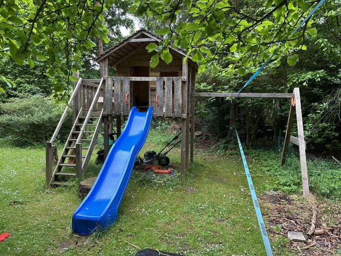 Splendido edificio hanseatico in mattoni rossi con ampio giardino nella migliore posizione di Volksdorf – Spielhaus Garten