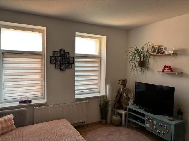 Helle 3-Raum-Wohnung mit großer Wohnküche, Kaminanschluss, Garten & Stellplatz – WZ