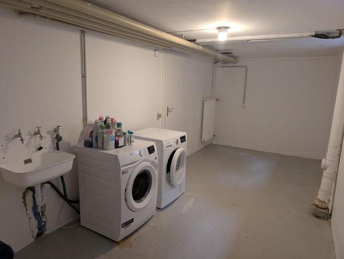 Gepflegte 6 Zimmer 152 qm DDH mit Garage und Garten in 91088 Bubenreuth – Wasch und Trockenraum