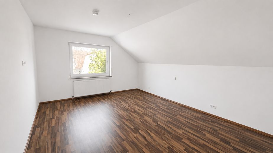 Bezugsfrei & provisionsfrei: Flexibles Dreifamilienhaus in Weilburg – Schlafzimmer DG 1