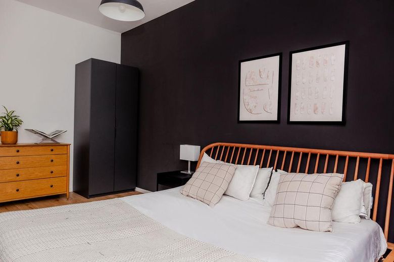 ¡Sin comisión! Tu hogar en Charlottenburg: luminoso apartamento de 3 habitaciones con balcón, cocina equipada y ascensor – Schlafzimmer