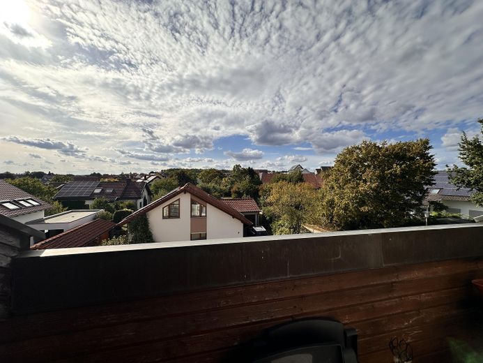 السكن بإطلالة واسعة: شقة مشرقة من غرفتين في الطابق العلوي مع شرفة – Ausblick Balkon