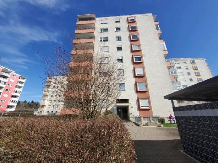 Moderne, zentrale 2-Zimmer-Wohnung mit Balkon, Aufzug & EBK – direkt am Bahnhof - ab 01.10.26 frei – Außenansicht Gebäude