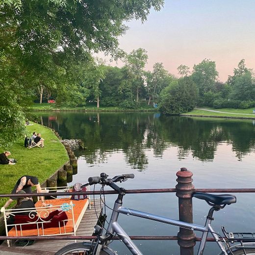 Sommer auf der Altstadtinsel! Gemütliche 2 Zimmer im Malerwinkel :-) – Sommerabend am Traveufer
