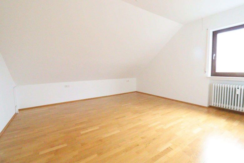WRS Immobilien - Frisch renovierte 3 Zimmer Dachgeschosswohnung in Feldrandlage von Rockenberg – Schlafzimmer - Bild 1