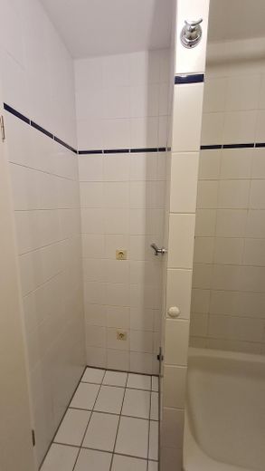 Dusche mit Waschmaschinenplatz