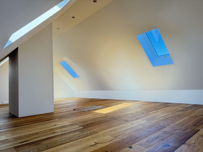 Etagen-Wohnung mit Reihenhaus-Charakter: kernsaniert, hell, Top-Schnitt, gut angebunden & im Grünen – Spitzboden-2