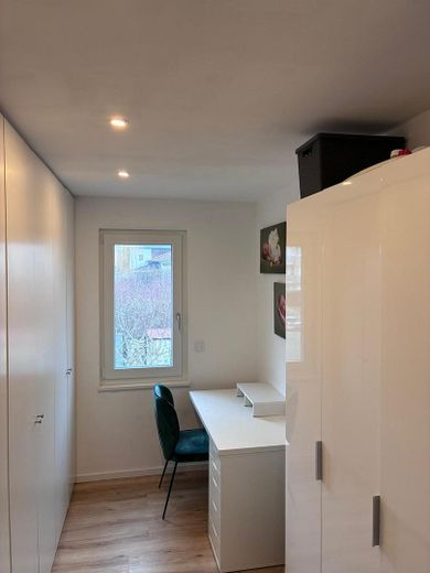 Sonnige 4-Zimmer-Familienwohnung am Feldrand – 2023 top renoviert + DG-Ausbaureserve – Büro