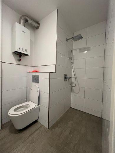 WC und Bad mit Dusche unten