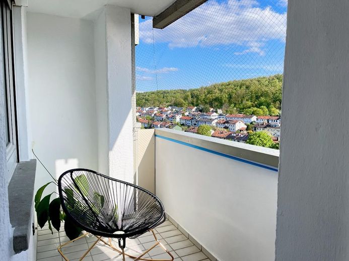 FIRST OCCUPANCY: Renovated dream home with 9th floor long-distance view & balcony - move in & feel at home – Balkon
