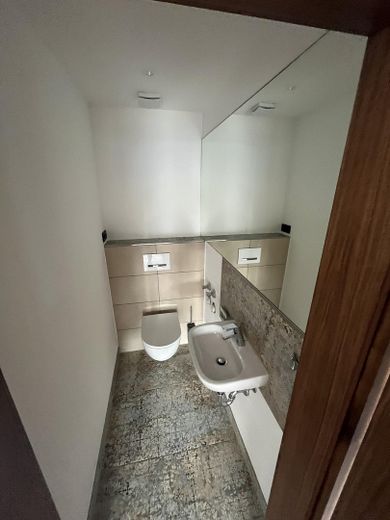 Erstbezug nach Sanierung: Großzügige Etagenwohnung – Gäste WC