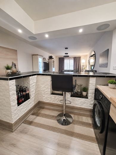 Modernisierte helle 2,5 Zimmer Wohnung mit Balkon – Theke