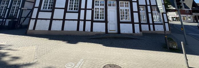 Hochwertige Bürofläche 76-300qm in Denkmal Fachwerkhaus im Zentrum von Sendenhorst – Außen von der Fussgängerzone