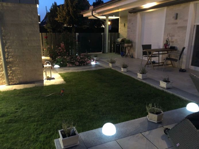 Große und modern-luxuriös ausgestattete Villa im Toskana-Stil am Hamburger Stadtrand zu verkaufen – Gartenansicht (4)