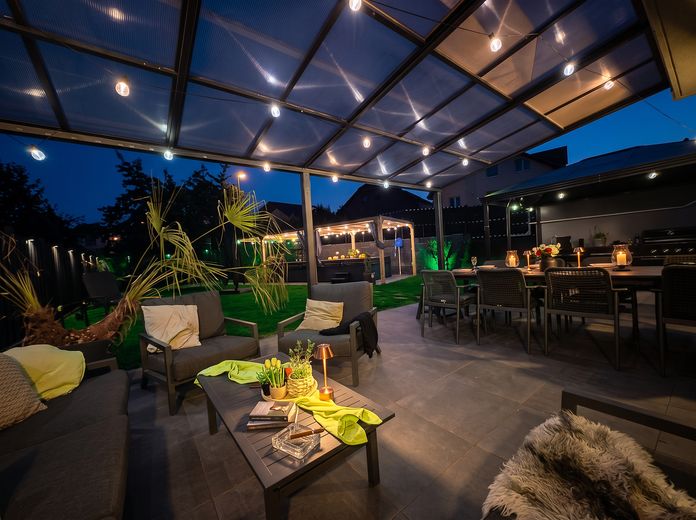 Luxus-Reihenendhaus | 225 m² | Kernsaniert 2025 | Klasse A+ | PV + Swim Spa – Terrasse am Abend