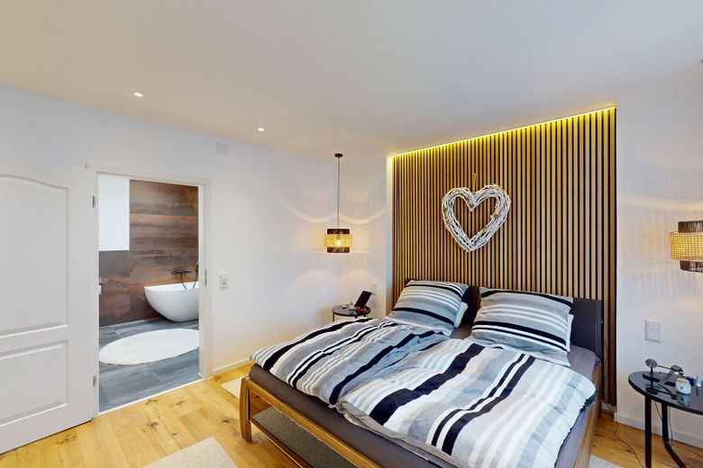 Bungalow z mieszkaniem dodatkowym i elastycznym użytkowaniem – Schlafzimmer mit Bad en Suite