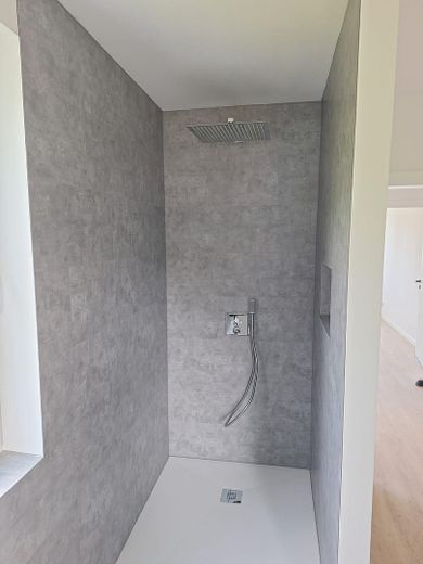 Exklusives Reihenendhaus – Erstbezug nach aufwendiger Sanierung mit PV-Anlage & sonnigem Garten – Begehbare Luxusdusche