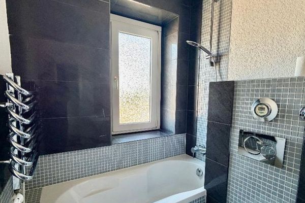 Finalmente arrivati in cima: il vostro appartamento di due locali con bagno completo e cucina