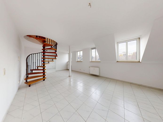 Provisionsfreie 5-Zimmer-Maisonette mit zwei Badezimmern und Balkon – Wohnzimmer