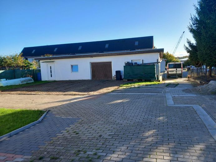 Nebengebäude und Garage