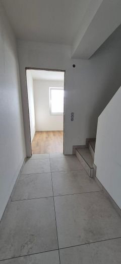Exklusive Neubau-Doppelhaushälfte in Feldrandlage – modernes Wohnen in Niederzier – Flur, Büro