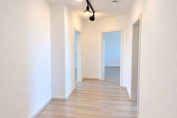 Hello 3-Zi-Wohnung im DG mit Einbauküche (EBK)