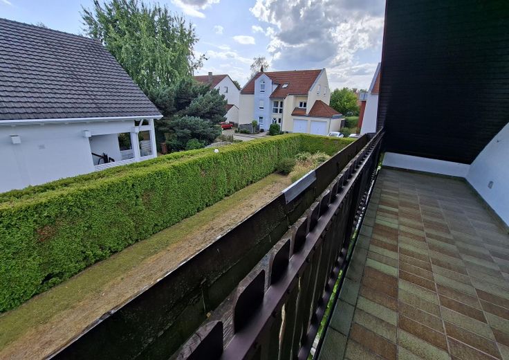 Sehr gepflegtes Zweifamilienwohnhaus in ruhige Wohnlage mit großem, sonnigem Gartengrundstück – Balkon OG