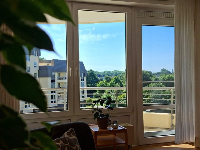 KURPARK-RESIDENZ Appartement en copropriété de 2 pièces, piscine/jacuzzi/sauna inclus dans les charges de copropriété, pompe à chaleur ! 1 place de parking en garage souterrain – Schöner Weitblick ins Grüne