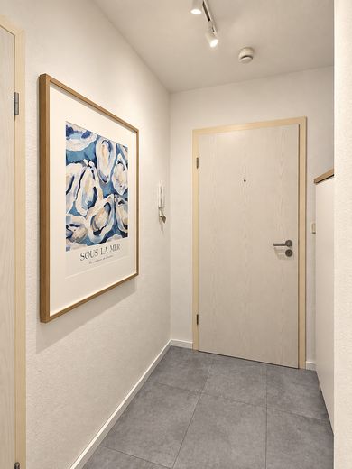 Balkon ve ankastre mutfaklı mobilyalı 1 odalı daire – yaklaşık 39 m² – Flur