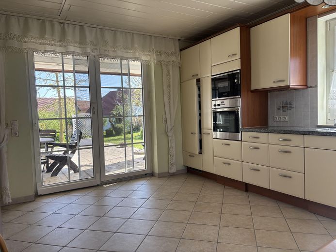 Einfamilienhaus auf großem Grundstück – Küchenzeile Terrassentür