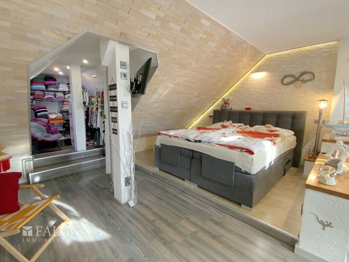 Komfortable, helle Maisonette-Wohnung in guter Lage – Schlafzimmer